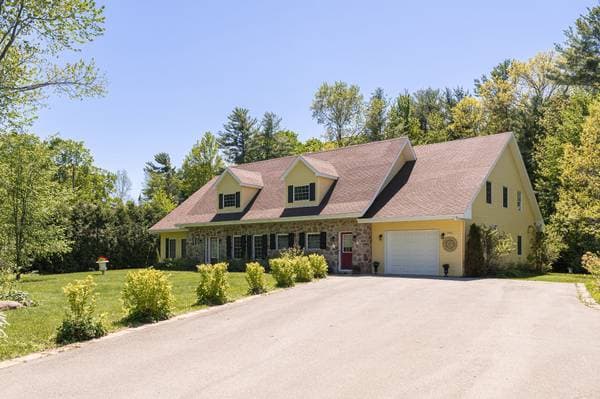 house — 361 Rue Main, Hudson